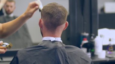 Kuafördeki genç bir adamın saç kesimi.