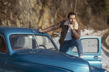 Eski arabadaki adam.