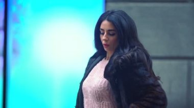 Mağazanın yanında duran kız.