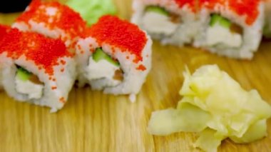 Üzerinde küçük kırmızı havyar olan suşi.