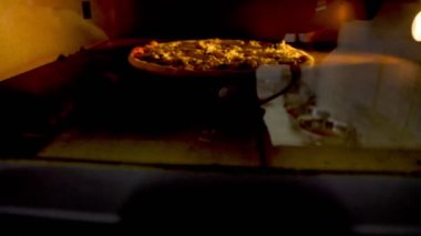 Elektrikli fırında pizza pişirmek.