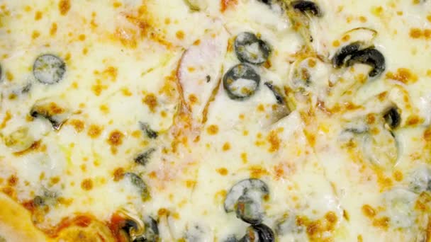 Крутящаяся пицца — стоковое видео
