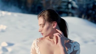 Büyük bir buket çiçekli gelin