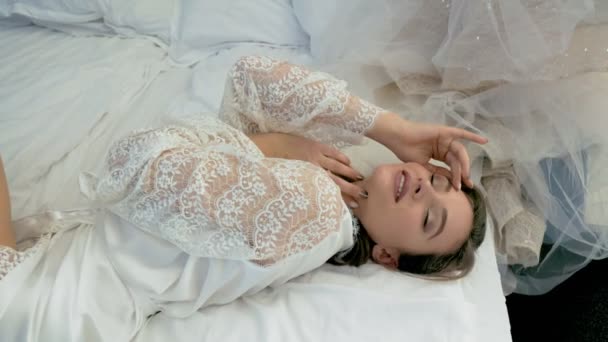 침대에 누워 있는 여자 — 비디오