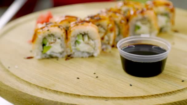 Sushi na drewnianej tacy — Wideo stockowe