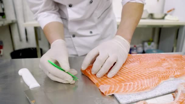 魚の切り身をデボン — ストック動画