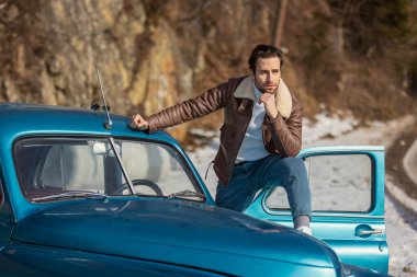 Eski arabadaki adam.