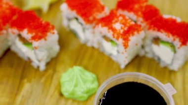 Üzerinde küçük kırmızı havyar olan suşi.