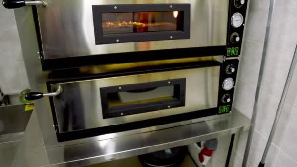 Gotowanie pizzy w piekarniku elektrycznym — Wideo stockowe