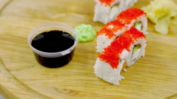 Sushi z małym czerwonym kawiorem na wierzchu — Wideo stockowe