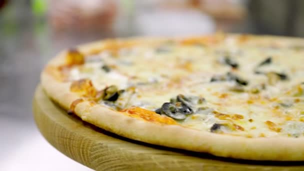 Wirujące pizza zbliżenie — Wideo stockowe