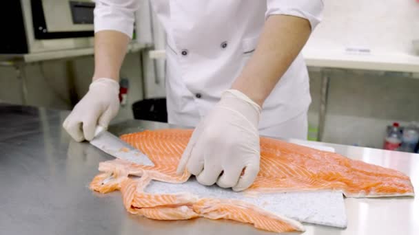 Kalafileiden kuorinta veitsellä — kuvapankkivideo
