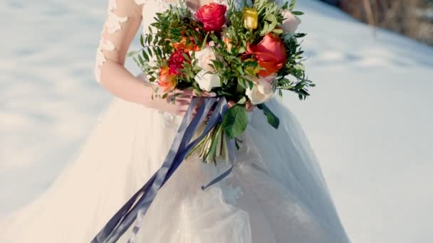 Невеста с большим букетом цветов — стоковое видео