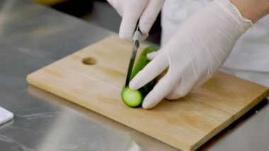 İnce dilimlere salatalık dilimlemek