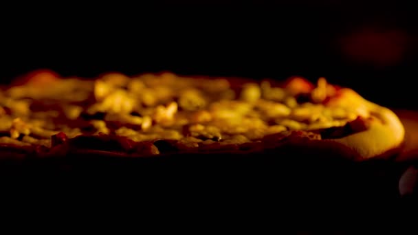 Приготовление пиццы в электрической духовке — стоковое видео
