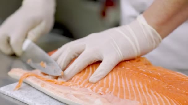 Pellen van visfilets met een mes — Stockvideo