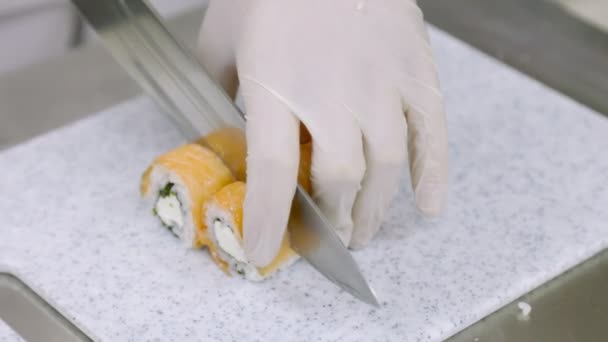Sushi mit einem Messer schneiden — Stockvideo