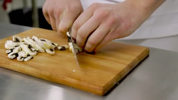Champignons mit dem Messer schneiden — Stockvideo