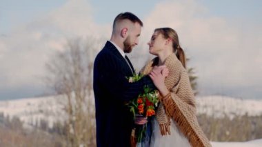 Karlı dağların arka planında bir çift