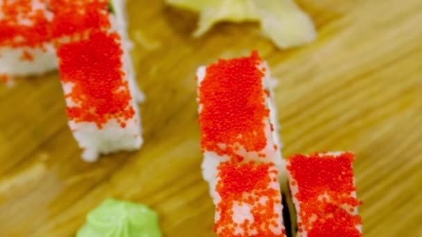 Sushi bedekt met rode eieren — Stockvideo