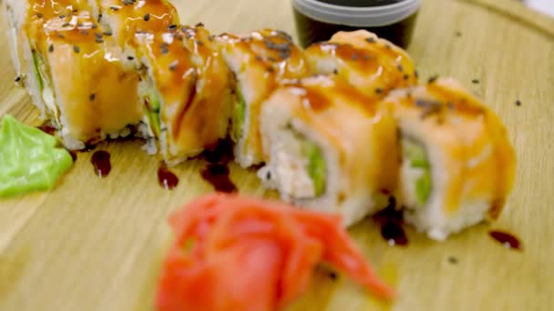 Sushi coberto com filé de salmão — Vídeo de Stock