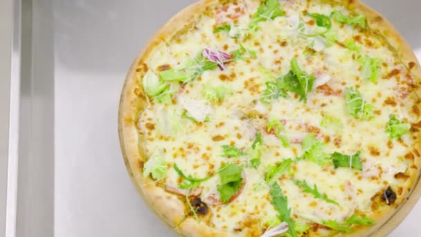 Pizza na drewnianej tacy — Wideo stockowe