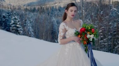 Kışın buketi olan gelin