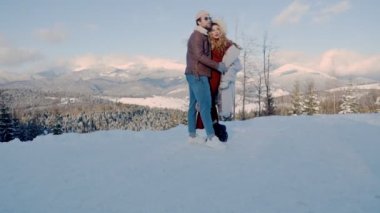 Karlı dağların arka planında bir çift