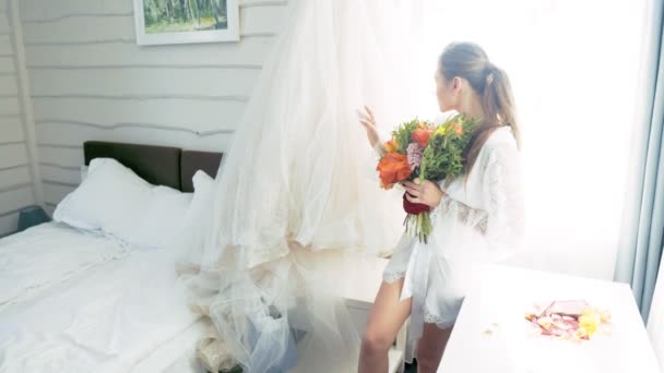 A noiva está sentada na cama — Vídeo de Stock