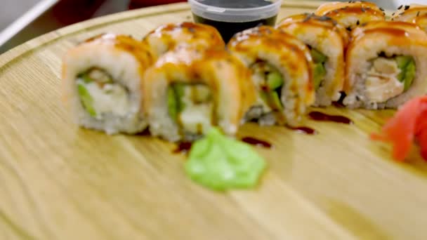 Sushi mit Lachsfilet — Stockvideo