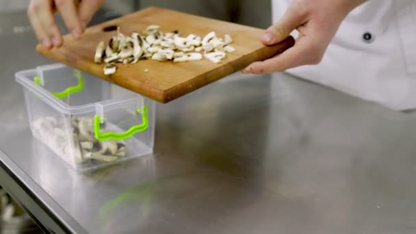 Cortando cogumelos com uma faca — Vídeo de Stock