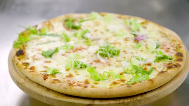 Pizza en una bandeja de madera — Vídeo de stock