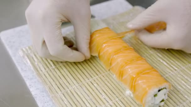 Sushi aus nächster Nähe kochen — Stockvideo