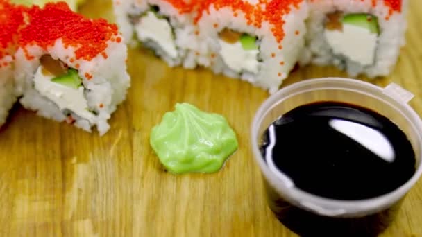Sushi cubierto de huevos rojos — Vídeo de stock