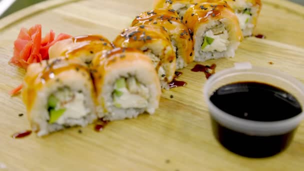 Sushi coberto com filé de salmão — Vídeo de Stock