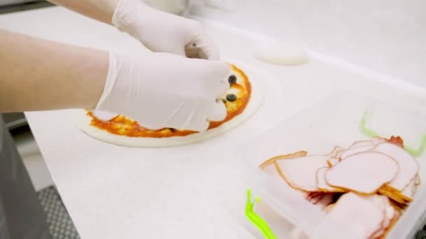 Смешивание теста для пиццы — стоковое видео