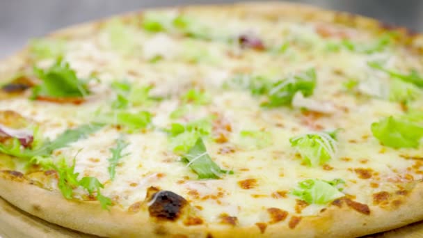 Pizza em uma bandeja de madeira — Vídeo de Stock