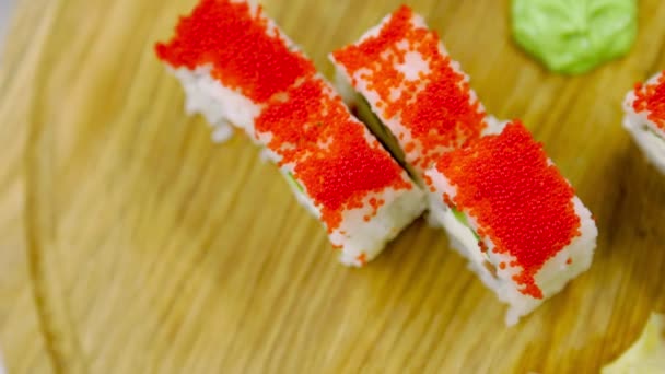 Sushi cubierto de huevos rojos — Vídeo de stock