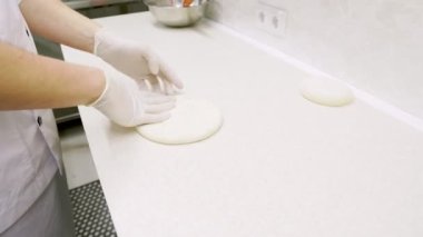 Pizza hamuru karıştırıyorum