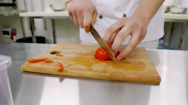 Trancher une tomate sur un plateau en bois — Video