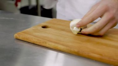 Bıçakla mantar doğramak