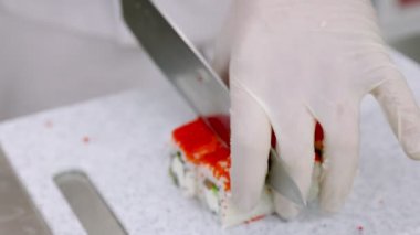 Bıçakla suşi kesmek.