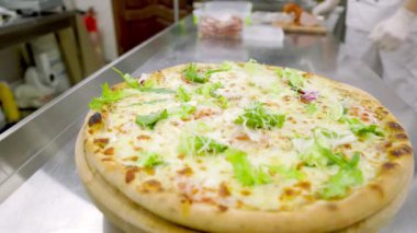 Tahta tepside pizza.