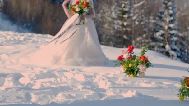 Nevěsta s kyticí květin — Stock video