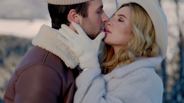 Cuplu sărutat pe un fundal de munți — Videoclip de stoc