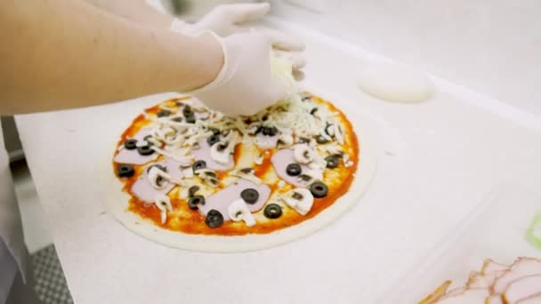 Cocinar pizza de cerca — Vídeo de stock