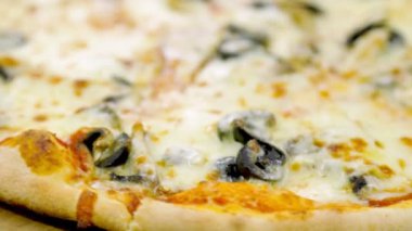 Zeytin dilimli pizza.