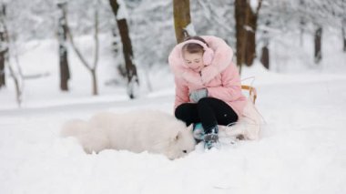 Köpekli Samoyed kız