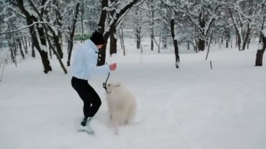 Kışın parkta köpekli bir kız