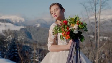 Bir buket çiçekli gelin